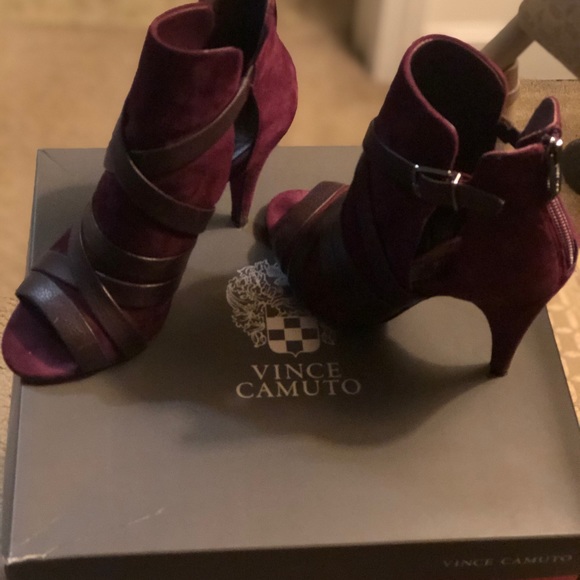 Cutout leather/suede booties. - Picture 6 of 7